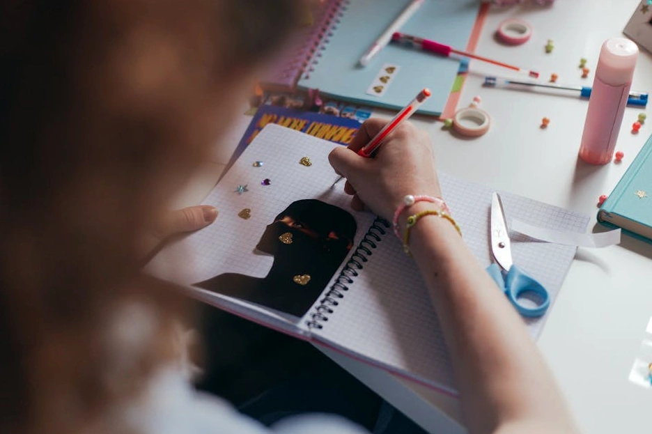 Человек делает пометки в блокноте на деловой встрече